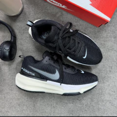 Nike ZoomX Preto e Branco na internet