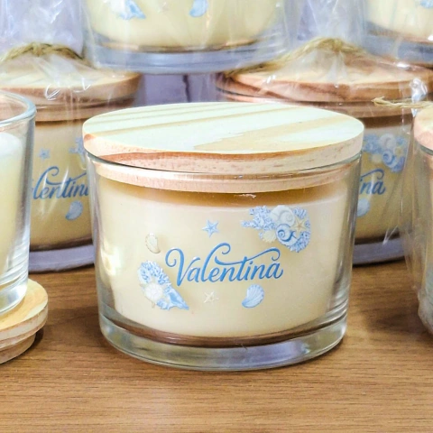 Vela perfumada no copo Patê 7x5cm personalizada com tampa de madeira, rótulo Valentina e lembrancinha.