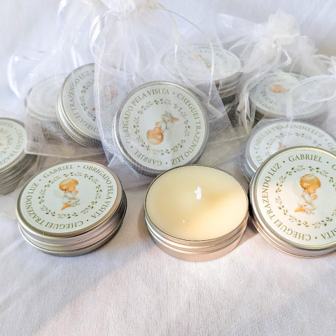 Vela perfumada 30g na latinha personalizada com embalagem de organza para lembrancinha de nascimento