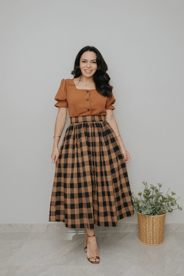Saia Cervo Midi Xadrez Caramelo e Preto - Quiprocó Rouparia | Moda feminina autoral e modesta