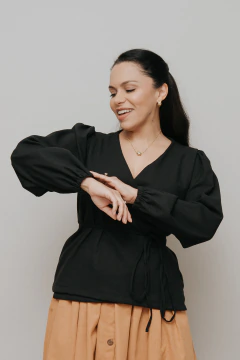 Camisa Transpassada Enlace Preta
