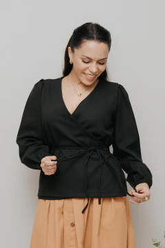 Camisa Transpassada Enlace Preta - Quiprocó Rouparia | Moda feminina autoral e modesta