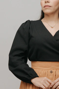 Camisa Transpassada Enlace Preta - loja online