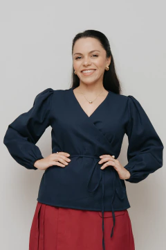 Camisa Transpassada Enlace Marinho - Quiprocó Rouparia | Moda feminina autoral e modesta