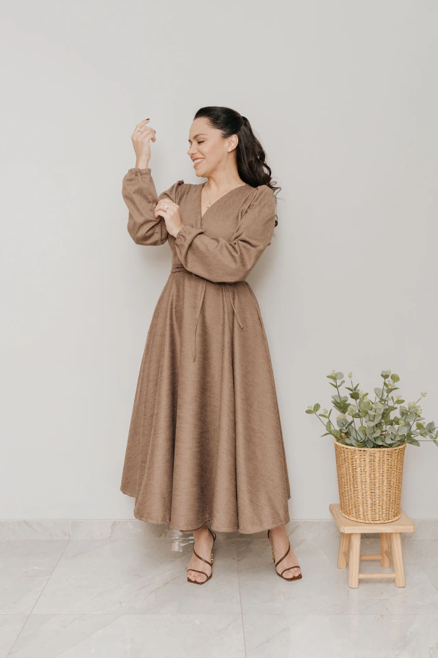 Vestido Transpassado Sementeira Lã Batida Marrom - Quiprocó Rouparia | Moda feminina autoral e modesta