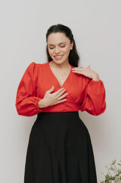 Camisa Transpassada Enlace Vermelha - Quiprocó Rouparia | Moda feminina autoral e modesta