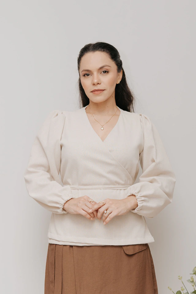 Camisa Transpassada Enlace Bege - comprar online
