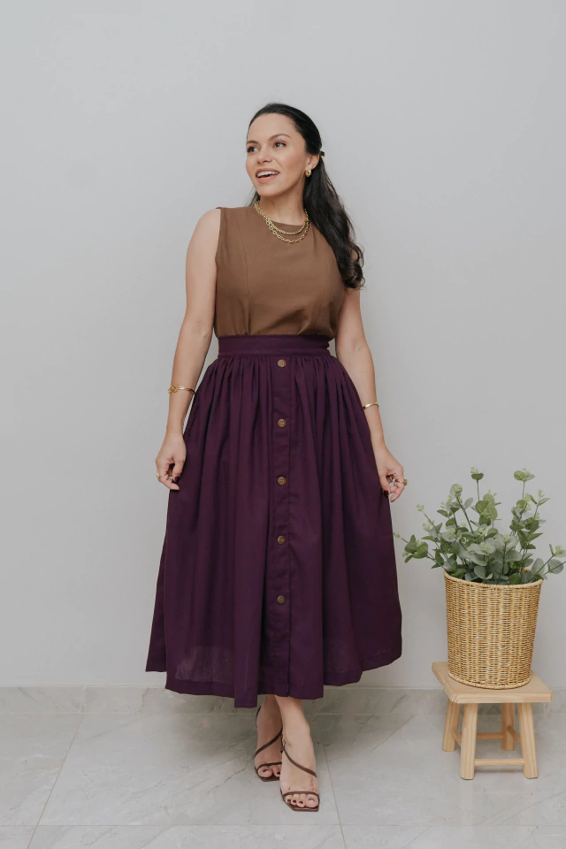 Saia Cervo Midi Beringela - Quiprocó Rouparia | Moda feminina autoral e modesta