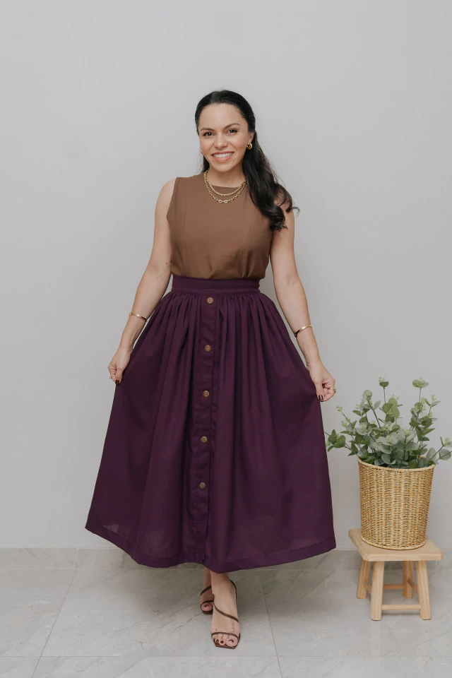 Saia Cervo Midi Beringela - Quiprocó Rouparia | Moda feminina autoral e modesta