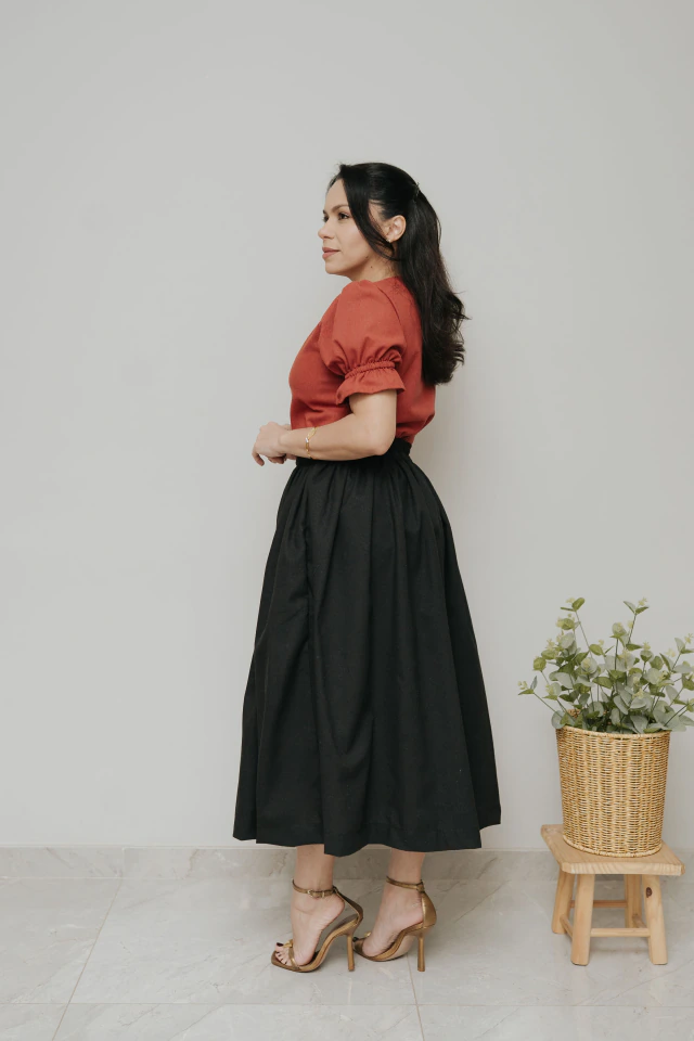 Saia Cervo Midi Preta - Quiprocó Rouparia | Moda feminina autoral e modesta