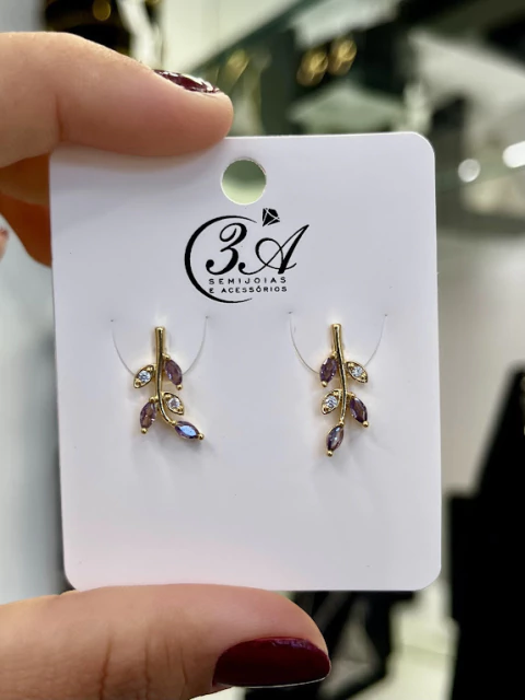 BRINCO FOLHAS ZIRCÔNIAS - BANHADO A OURO - PEDRA LILAS - B 04 - 119586