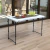  Su tablero de 122 × 61 cm y estructura robusta de polietileno de alta densidad con protección UV y acero antióxido la hacen resistente a la intemperie, manchas y agua, ideal para uso interior y exterior. 