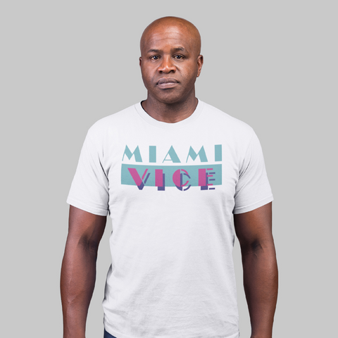 Camiseta branca com logo da clássica série Miami Vice, sucesso absoluto nos anos 80. Modelo plus size unissex disponível em diversas cores.