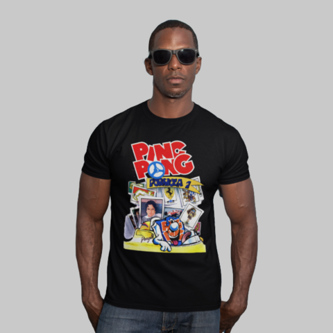 Camiseta Unissex Ping Pong Fórmula 1 preta, com estampa colorida e divertida, relembrando doces memórias dos anos 80.