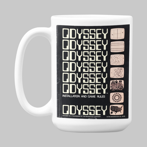 Caneca branca com design vintage do manual Odyssey, exibindo ícones pixelados dos jogos clássicos em preto e bege