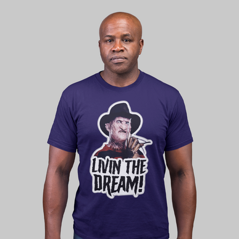 Camiseta unissex plus size com estampa do Freddy Krueger e a frase "Livin' the Dream"