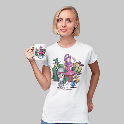 Camiseta feminina com estampa da Penélope Charmosa e seus amigos em estilo cartoon. Mulher segurando caneca com mesma estampa.
