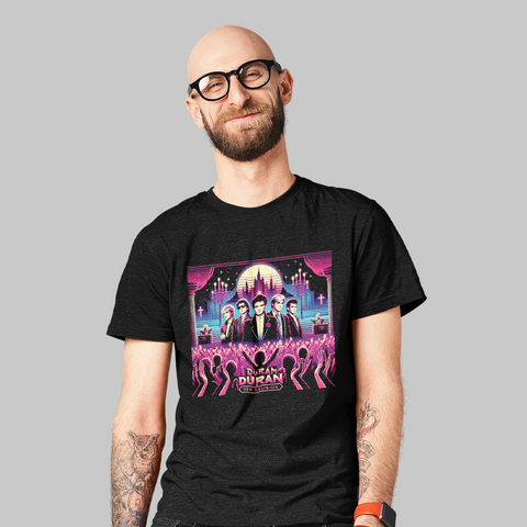 Camiseta unissex preta com estampa neon colorida da banda Duran Duran, destacando o estilo e a energia dos anos 80.