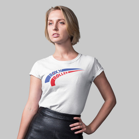 Mulher vestindo camiseta branca Roxy Roller, símbolo nostálgico das pistas de patinação dos anos 80.