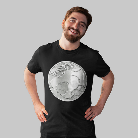 Homem sorridente vestindo camiseta preta unissex com estampa do logo dos Thundercats em estilo cinza metálico