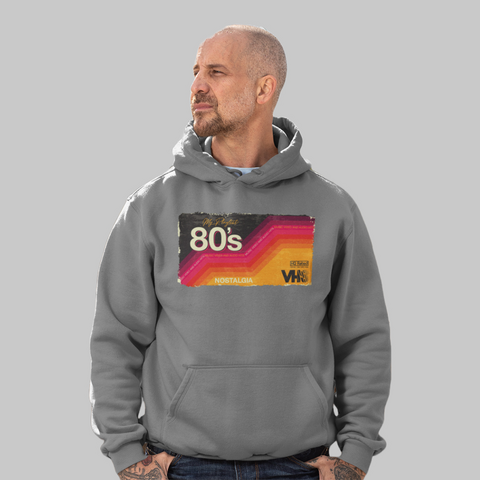 Homem vestindo moletom cinza com estampa vintage dos anos 80 estilo VHS com design colorido e bolso canguru