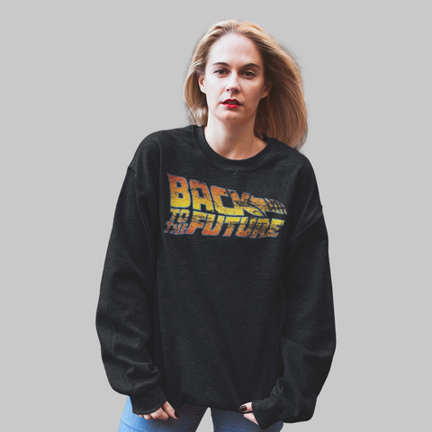 Moletom preto com estampa 'Back to the Future', usado por mulher loira de expressão neutra e cabelo solto.