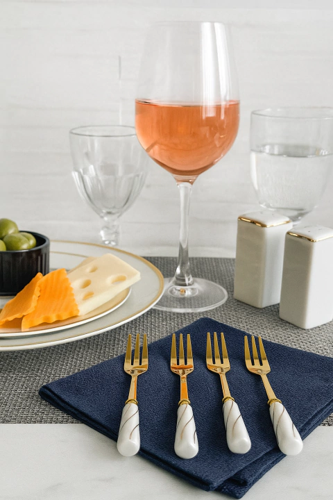 Conjunto com 4 Garfos Dourados com Cabo Estilizado