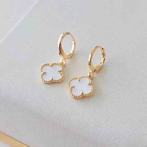 Argola Click Trevo - Branco - Banhado Ouro 18k - Antialérgico