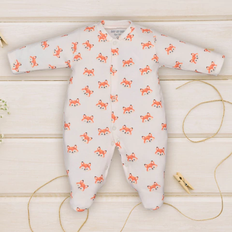 Macacão Bebê Suedine Branco Estampado Raposinha Upi Uli