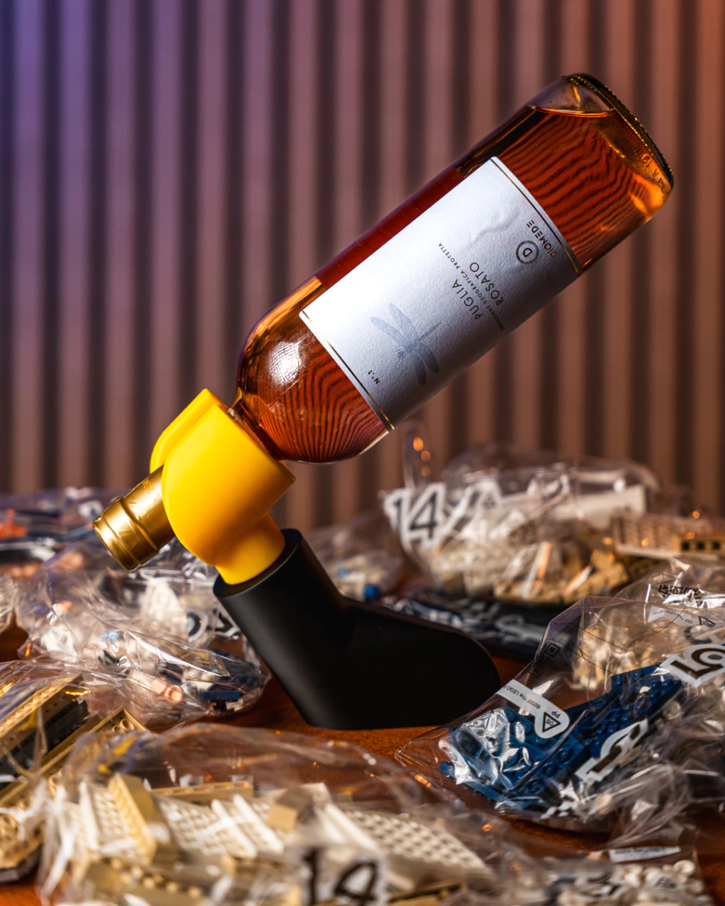 Suporte de Vinho Estilo Toy (Toy Art) - Destaque para Mesa, Aparador e Adega