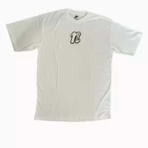 Camiseta Oversized Nike Branca com Patch Bordado “n”