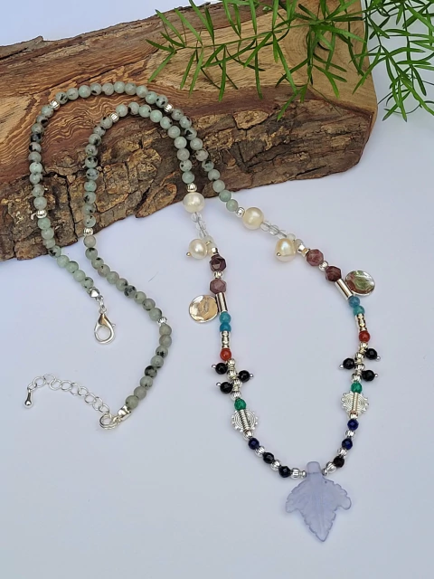 Colar Folha de Calcedônia com Pedras Naturais e Pérolas – Energia e Beleza da Natureza