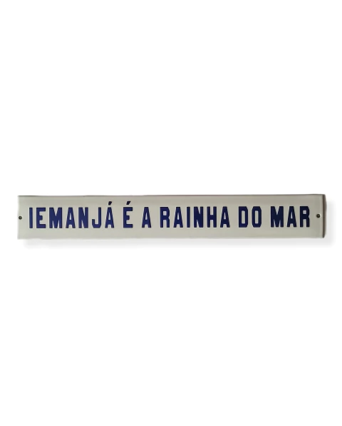 Placa de Metal Esmaltado - IEMANJÁ É A RAINHA DO MAR - 35X5cm - comprar online