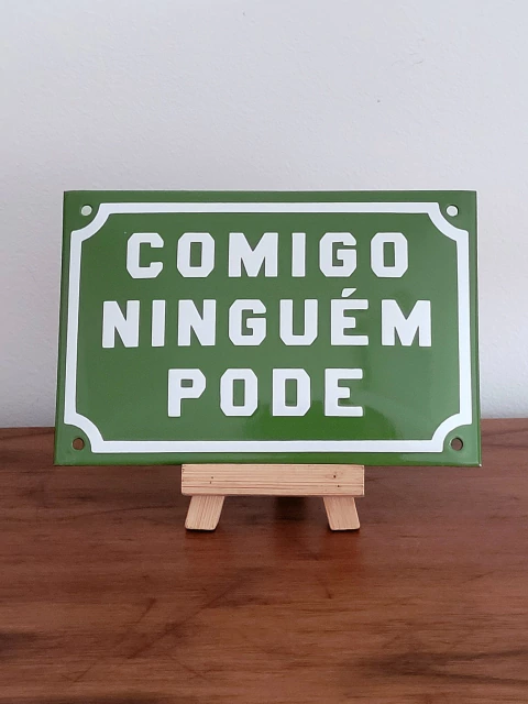Placa de Metal Esmaltado - COMIGO NINGUÉM PODE - 12x18cm - comprar online