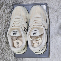Imagen de ZAPATILLAS NEW BALANCE 530 CRUDO/BEIGE - [ZU00310]