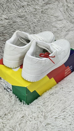 ZAPATILLAS NIKE SB DUNK LOW TRIPLE WHITE PREMIUM - [ZU00136] - Bless West Club