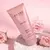 Frasco de hidratante Lady Sexy Dream N° 194 da Brand Collection, com rosas ao fundo.