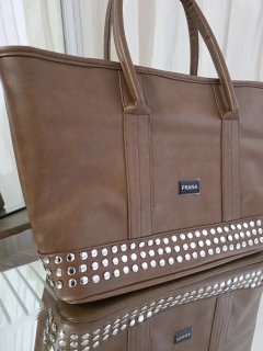 Imagen de Cartera Shanghái-eco cuero chocolate (con tachas)