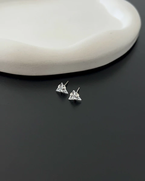 Brinco Ponto de Luz Triângulo 8mm