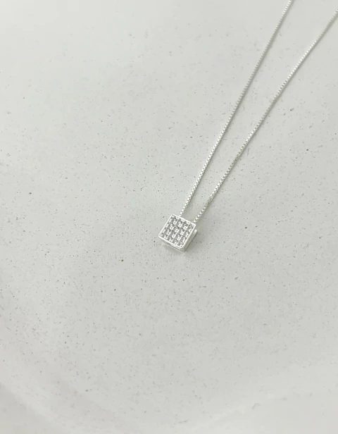 Colar Quadrado Cravejado Pequeno