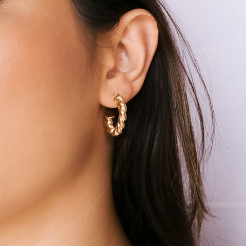 Brinco de Anzol Torcido no Banho de Ouro 18k