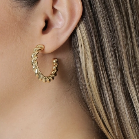 Argola Grande Torcida no Banho de Ouro 18k