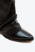 Bota de couro preto estilo western com bico fino, salto bloco baixo e capa sofisticada no cano. Conforto e personalidade. Garanta já a sua!