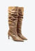 Bota couro marrom slouchy, bico fino e salto escultural. Sofisticação e conforto para looks modernos. Garanta já a sua e arrase no estilo!