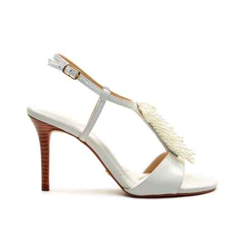 Sandália couro branco Cecconello com salto alto de 9cm e miçangas. Conforto, elegância e ajuste perfeito para eventos especiais. Compre e destaque-se!