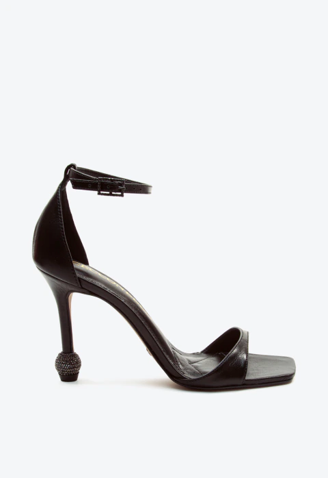 Sandália couro preto com salto fino e esfera de cristais. Elegância e glamour para festas. Garanta já o seu destaque em eventos especiais!