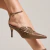 Slingback marrom em couro com salto médio e fivelas douradas. Elegância clássica com toque moderno. Garanta já o seu visual sofisticado!