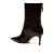 Bota couro preto cano médio com salto fino, bico alongado e detalhe dourado. Sofisticação e versatilidade para seu look. Garanta já a sua!