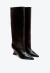 Bota de couro preto com cano longo, bico fino e salto anabela escultural. Sofisticação e conforto para looks urbanos. Garanta a sua Cecconello!