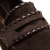 Mocassim feminino em couro camurça marrom, salto baixo de 2,5cm, design clássico e artesanal. Conforto e elegância para seu dia a dia. Garanta o seu!